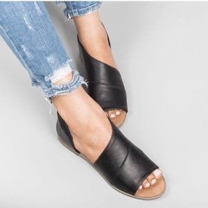 🏔 Black open side peep toe flats